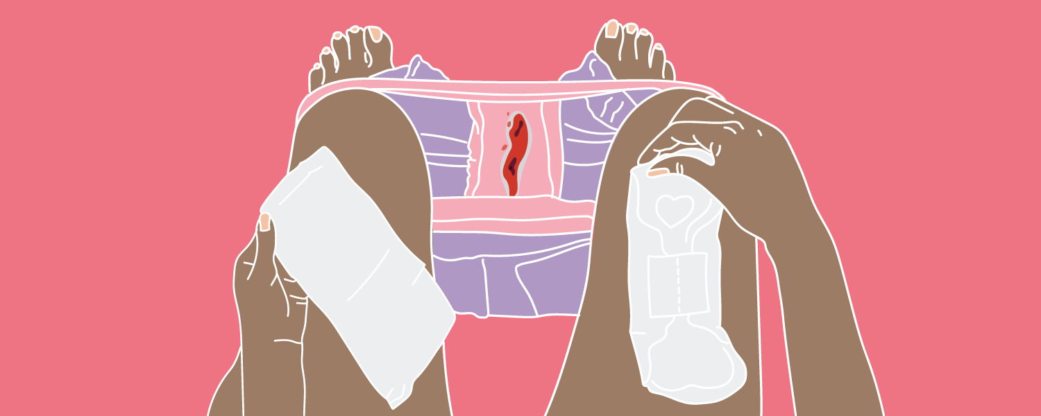 Femme assise avec ses sous-vêtements baissés montrant une tache de sang. Tenant une serviette hygiénique et son emballage sur ses cuisses.